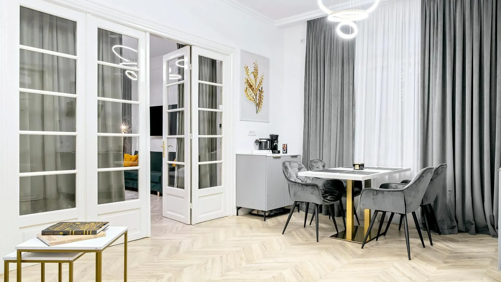 High Ceilings Apartments Bucharest Garden - Parking